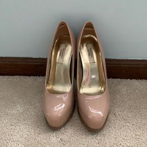 Patent nude pumps